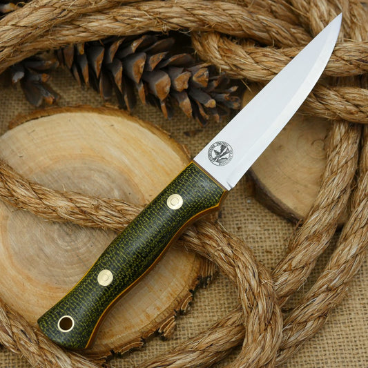 A Voyageur bushcraft knife with evergreen burlap handle scales and double liners